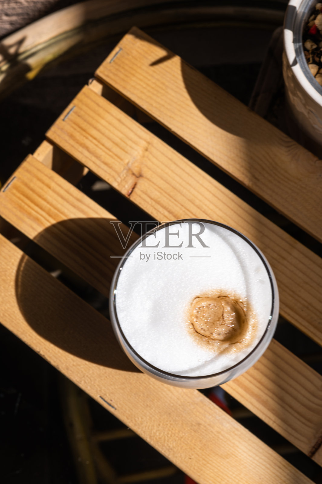 拿铁咖啡放在阳光直射的杯子里照片摄影图片