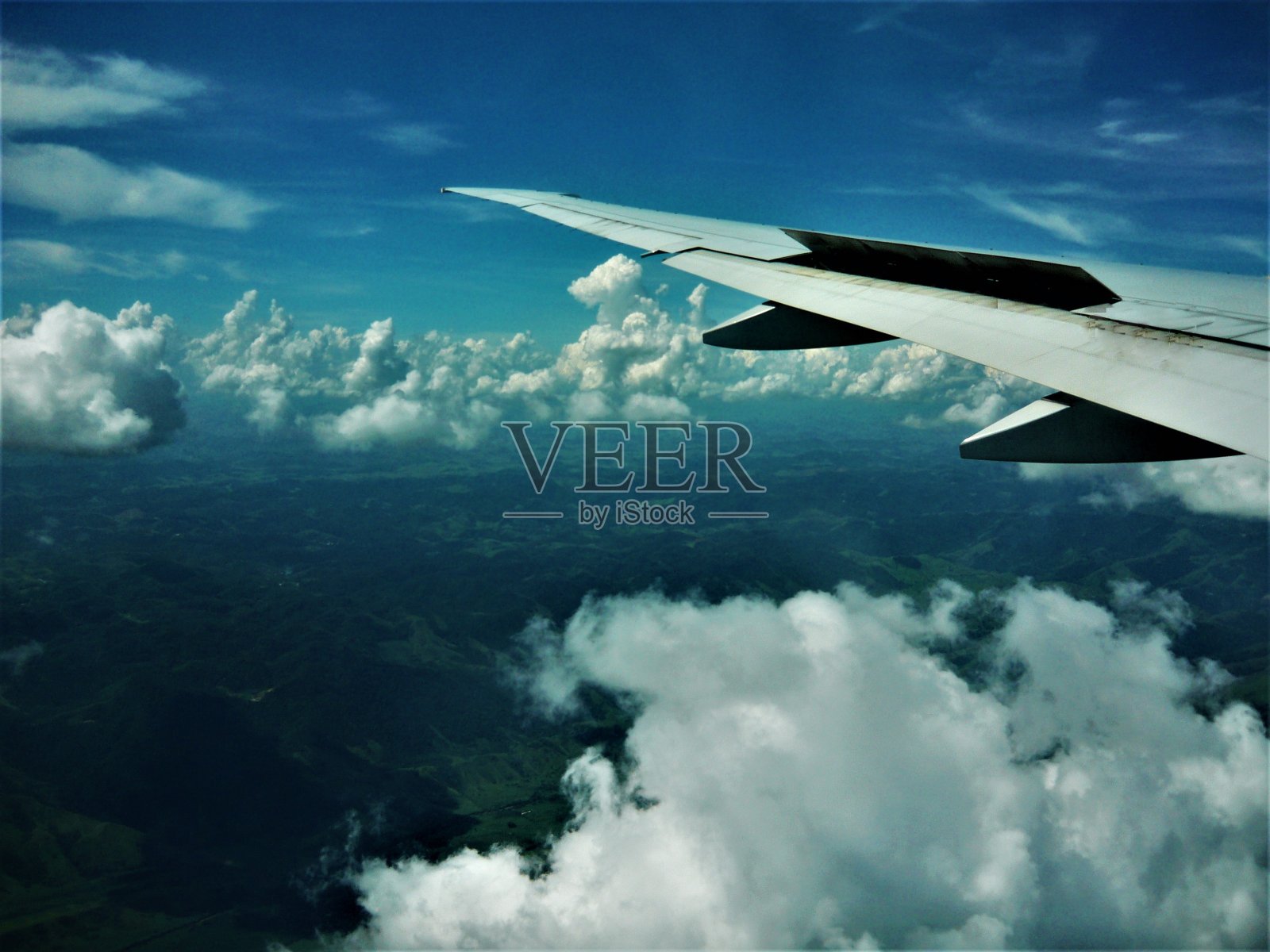 旅行中，日出时从飞机窗口望向机翼。照片摄影图片