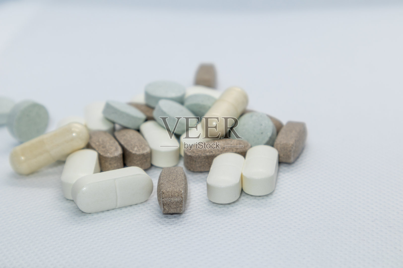 白色背景上的彩色健康药丸照片摄影图片