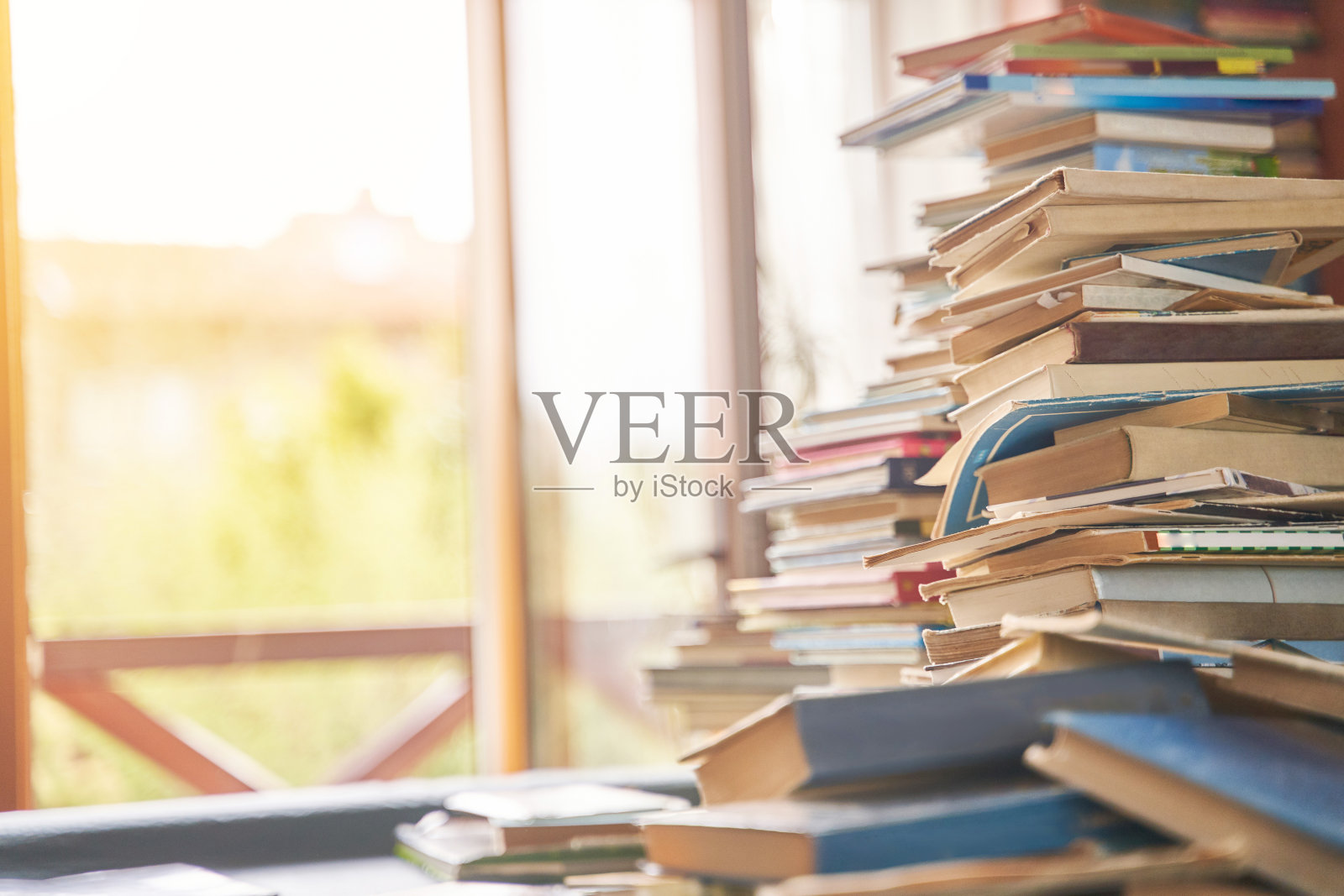 桌子上有一堆旧书照片摄影图片