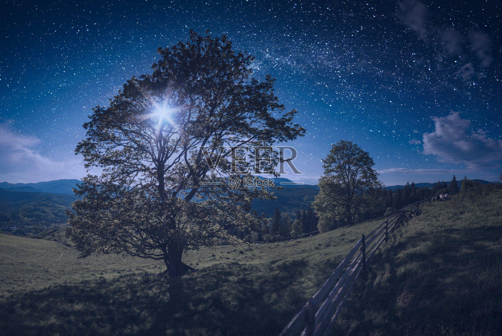 在美丽的月光下，喀尔巴阡山谷的宏伟夜晚照片摄影图片