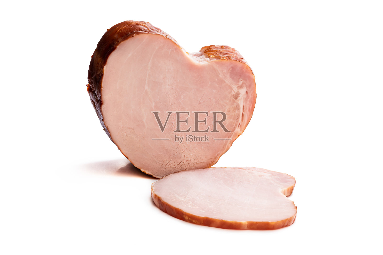 心型烟熏猪腰肉孤立在白色照片摄影图片