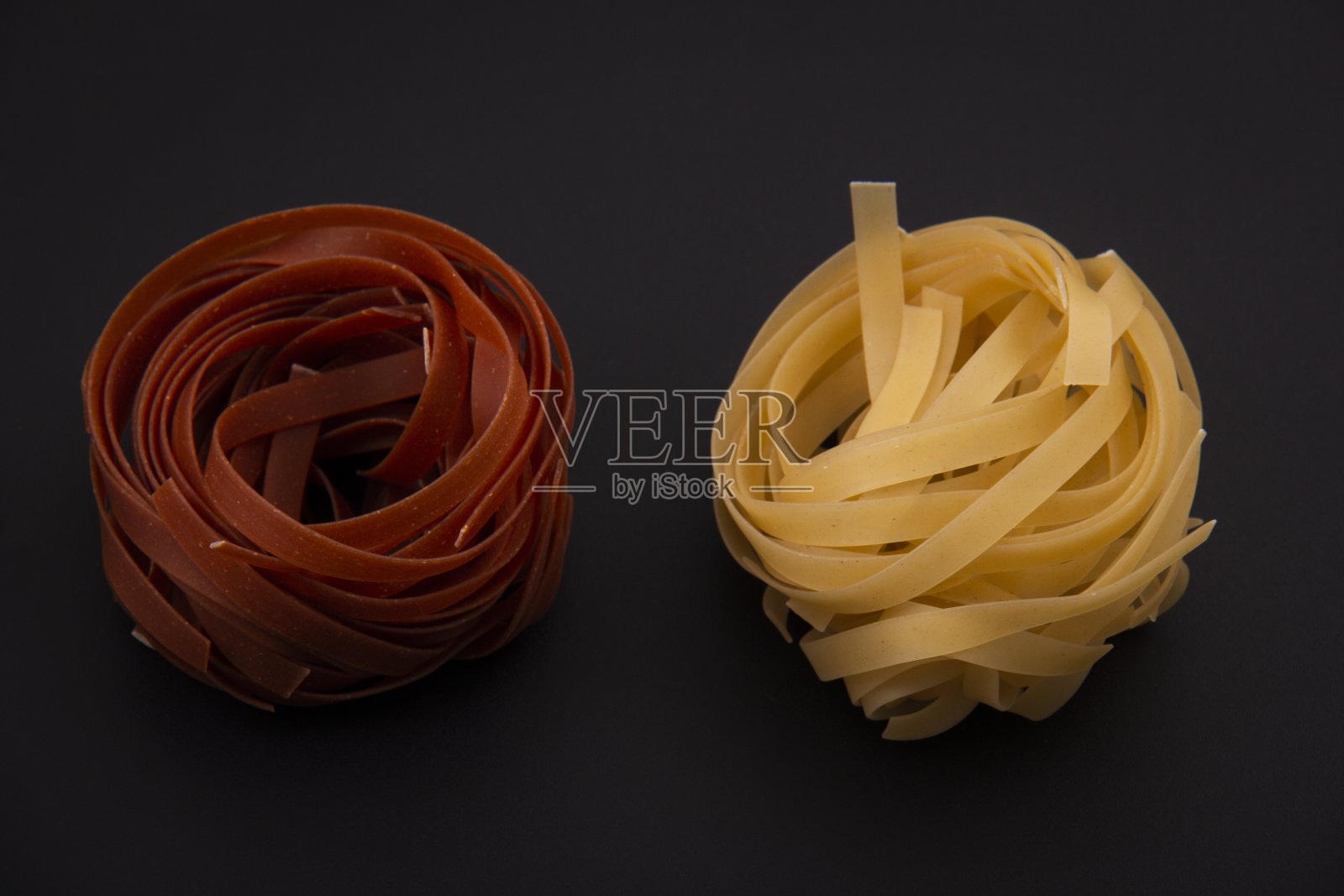 红色和黄色丝带面照片摄影图片