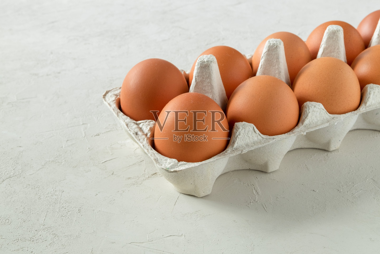 鸡棕色新鲜生鸡蛋在鸡蛋容器照片摄影图片