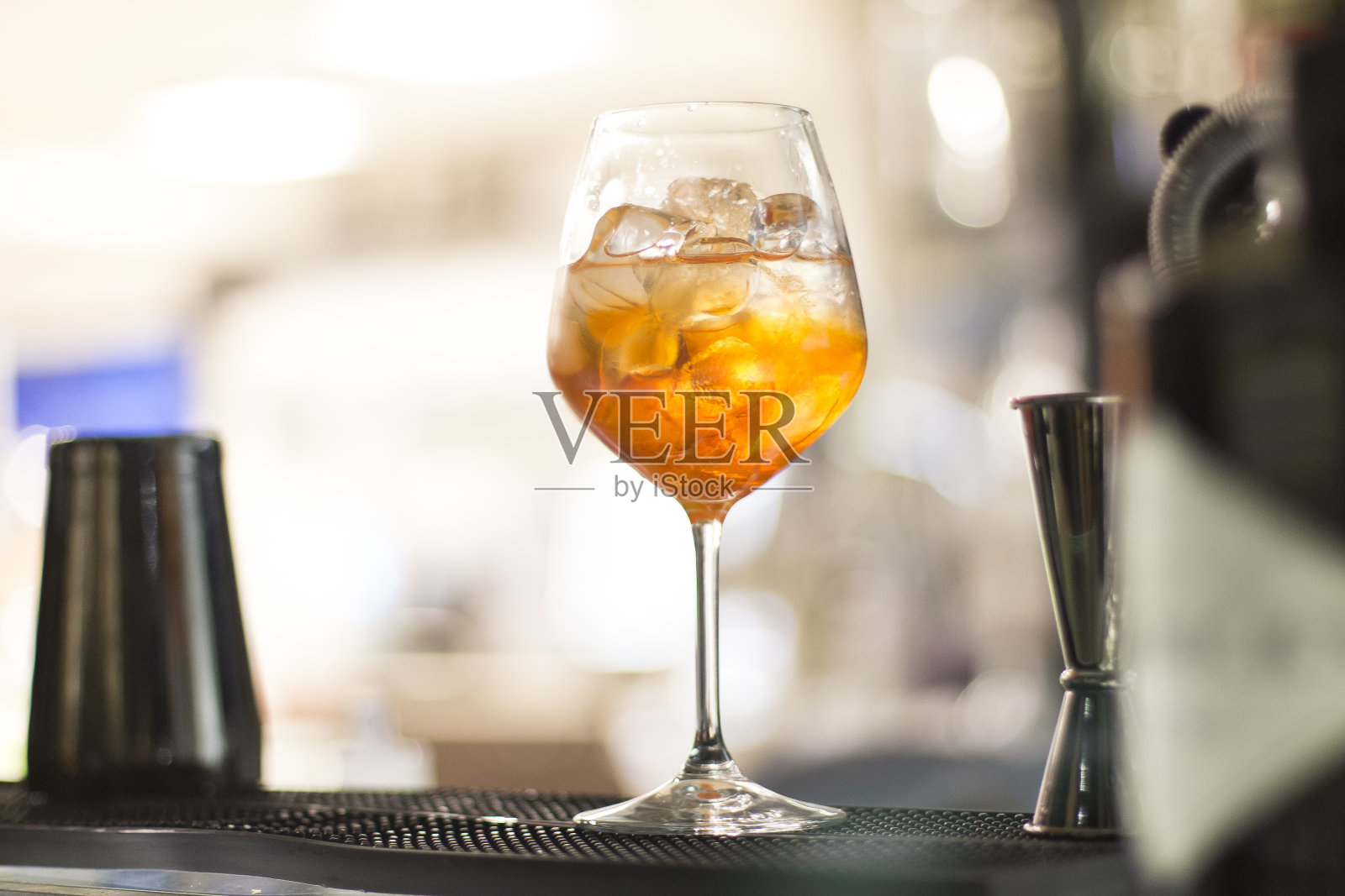 调酒师倒鸡尾酒照片摄影图片