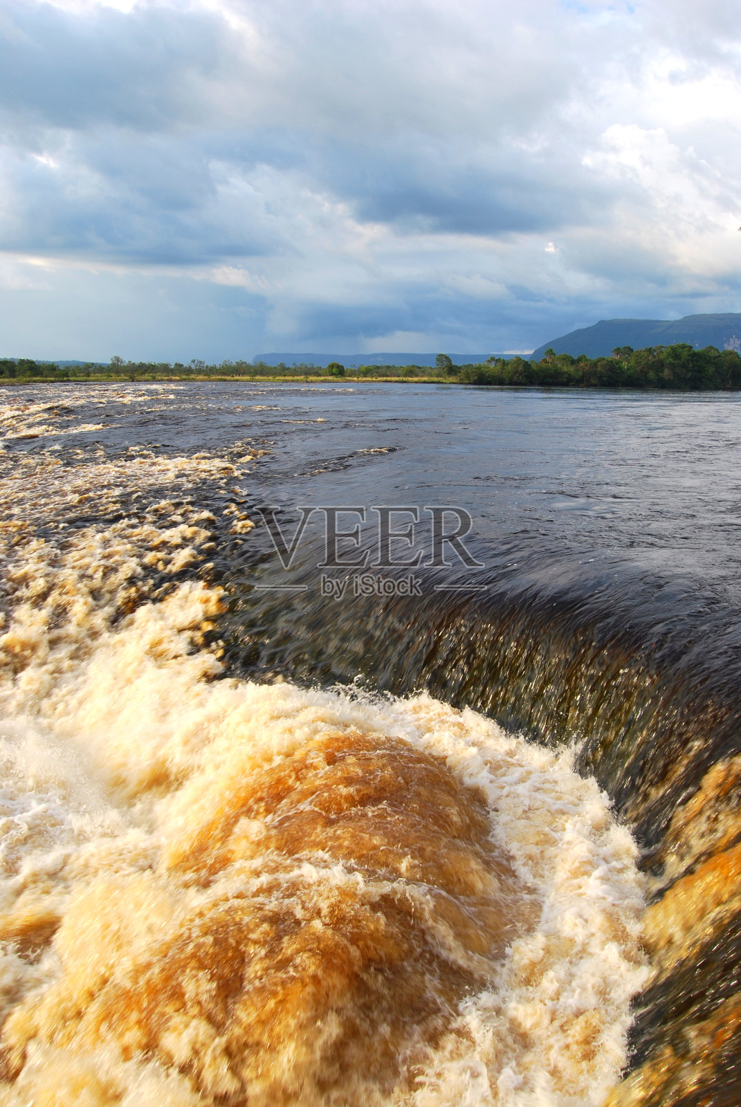 委内瑞拉卡纳马国家公园的瀑布照片摄影图片