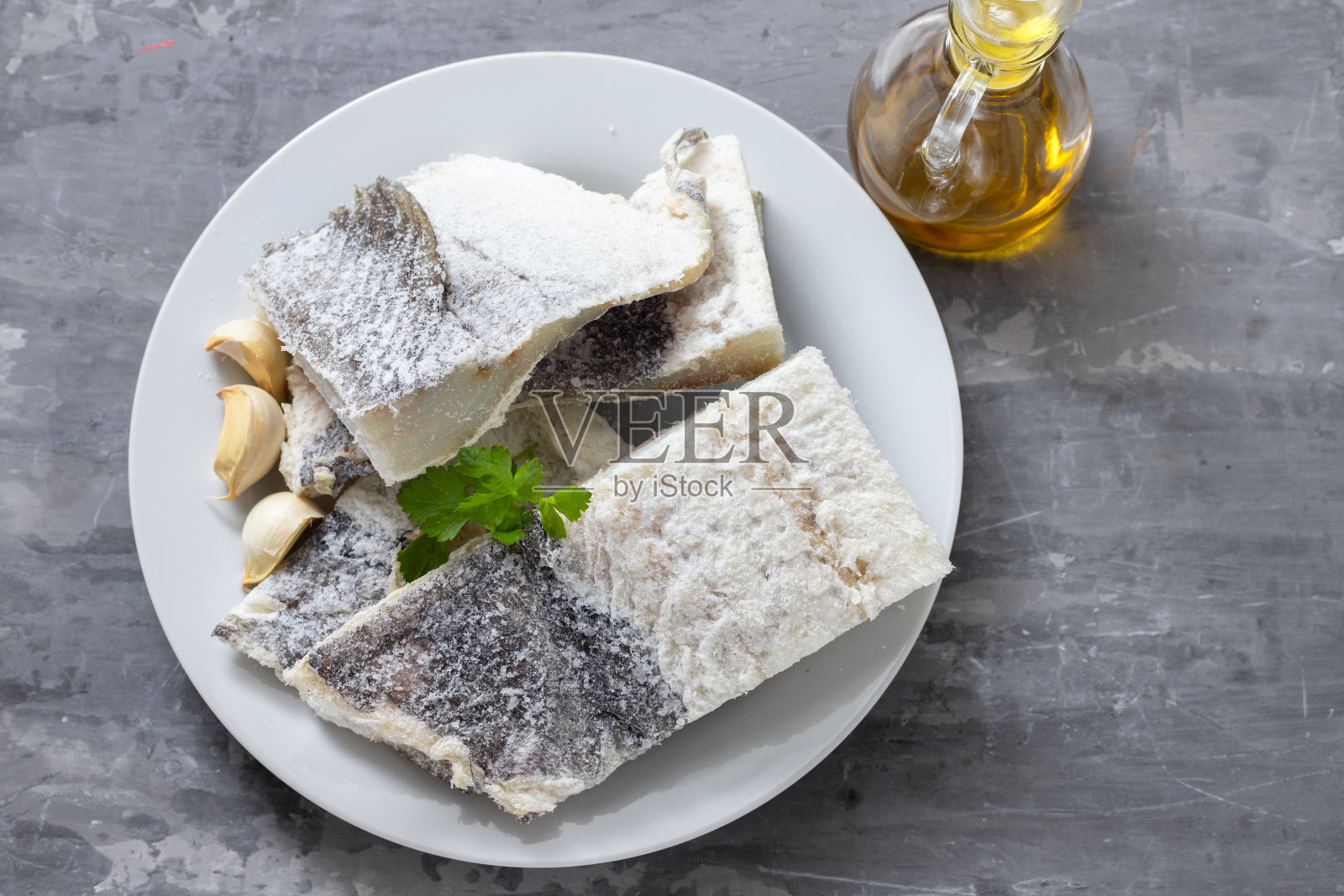 干鳕鱼在白色盘子上陶瓷背景照片摄影图片