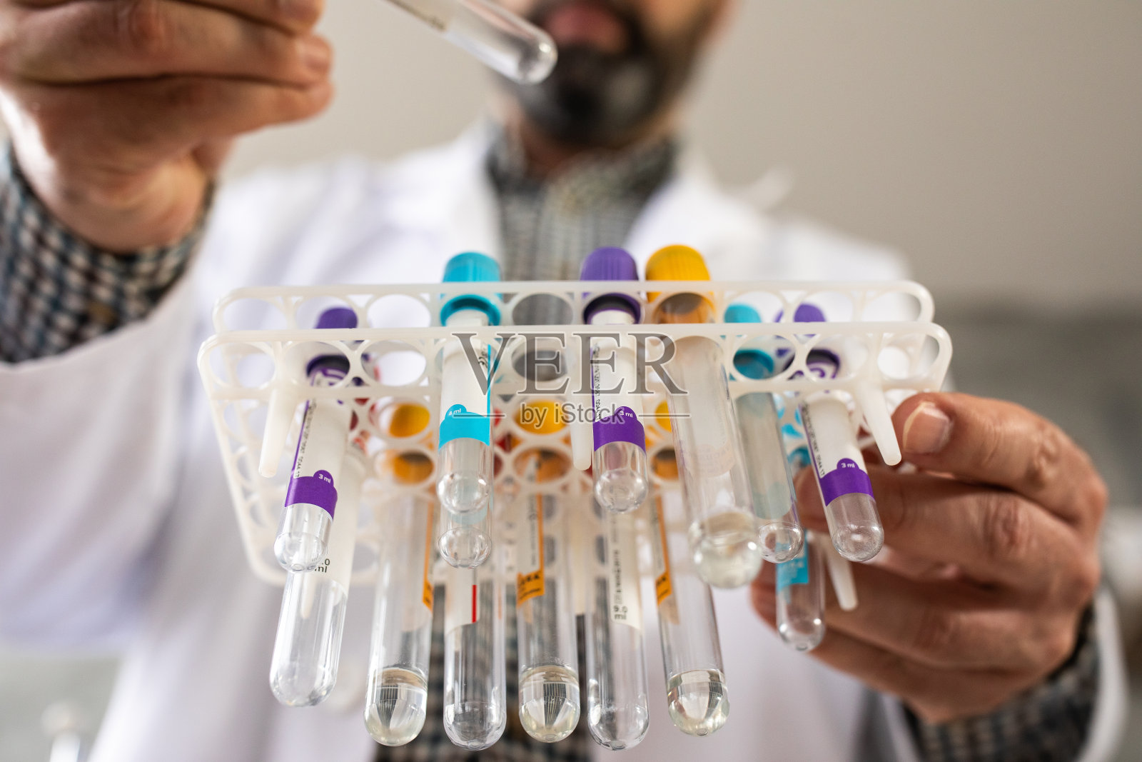 医生拿着试管准备在实验室接受检查照片摄影图片