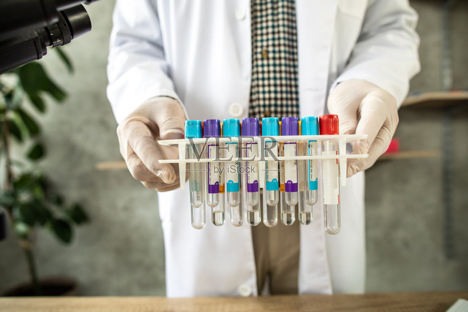 医生拿着试管在实验室里照片摄影图片