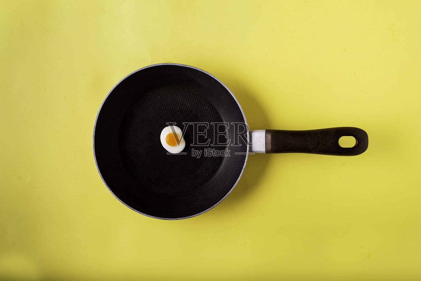 煎锅上的蛋形点心照片摄影图片