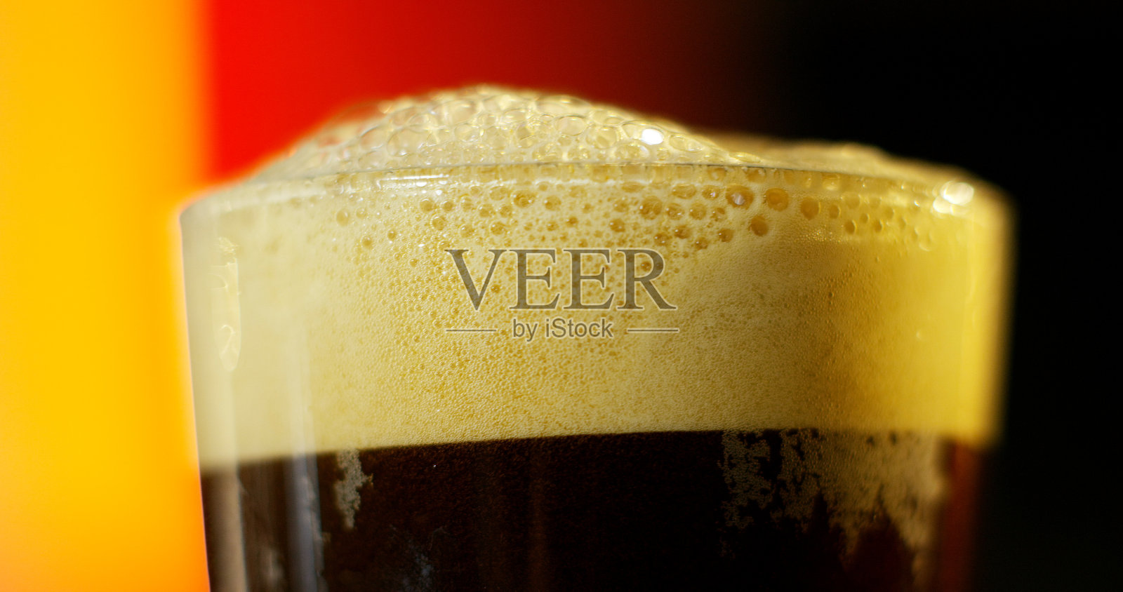 黄金冰冷的啤酒在极端宏观泡沫。清澈的饮料和二氧化碳气泡。刚倒的新鲜双啤酒花啤酒照片摄影图片