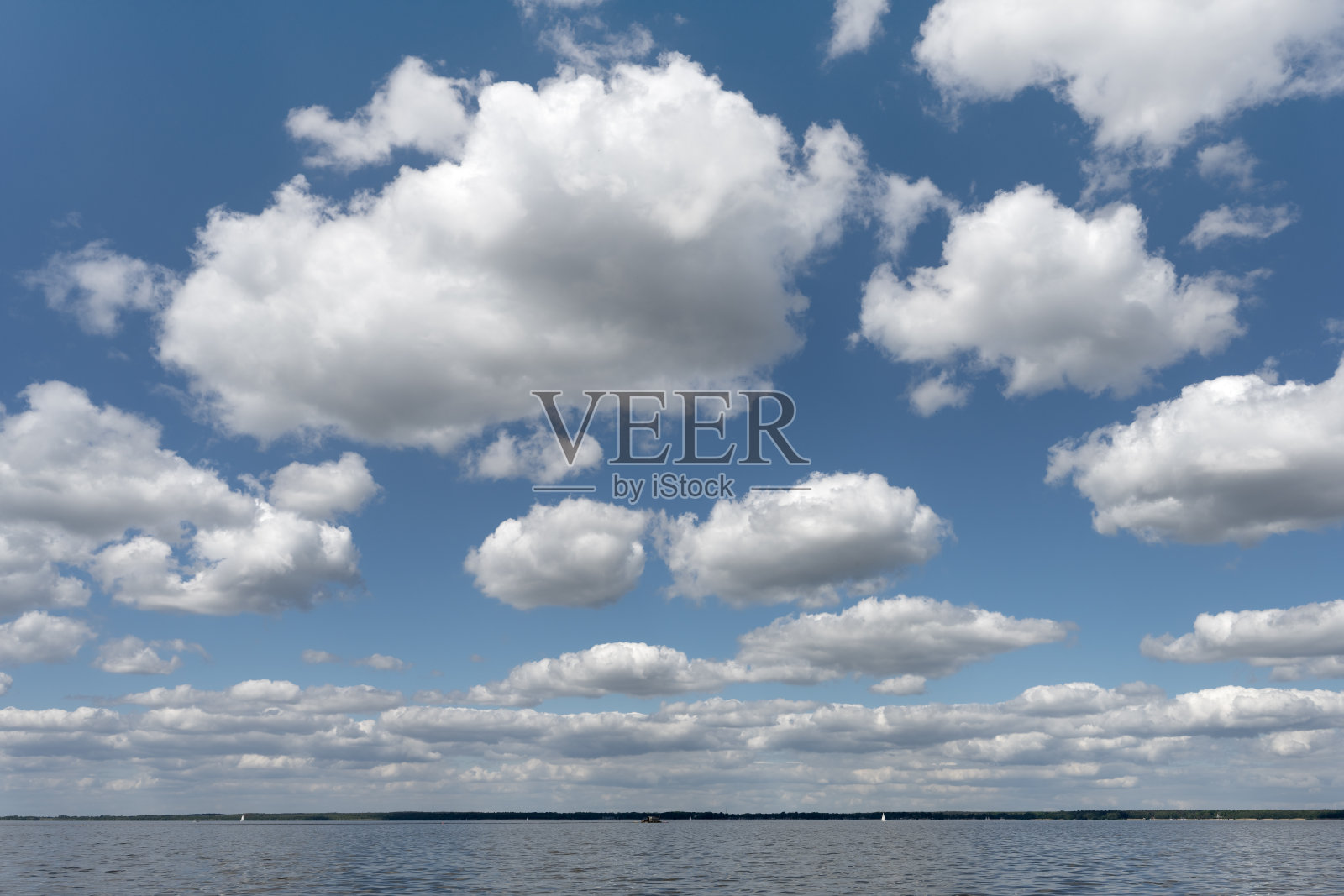 雄伟的积云景观背景与蓝天和湖面白云照片摄影图片