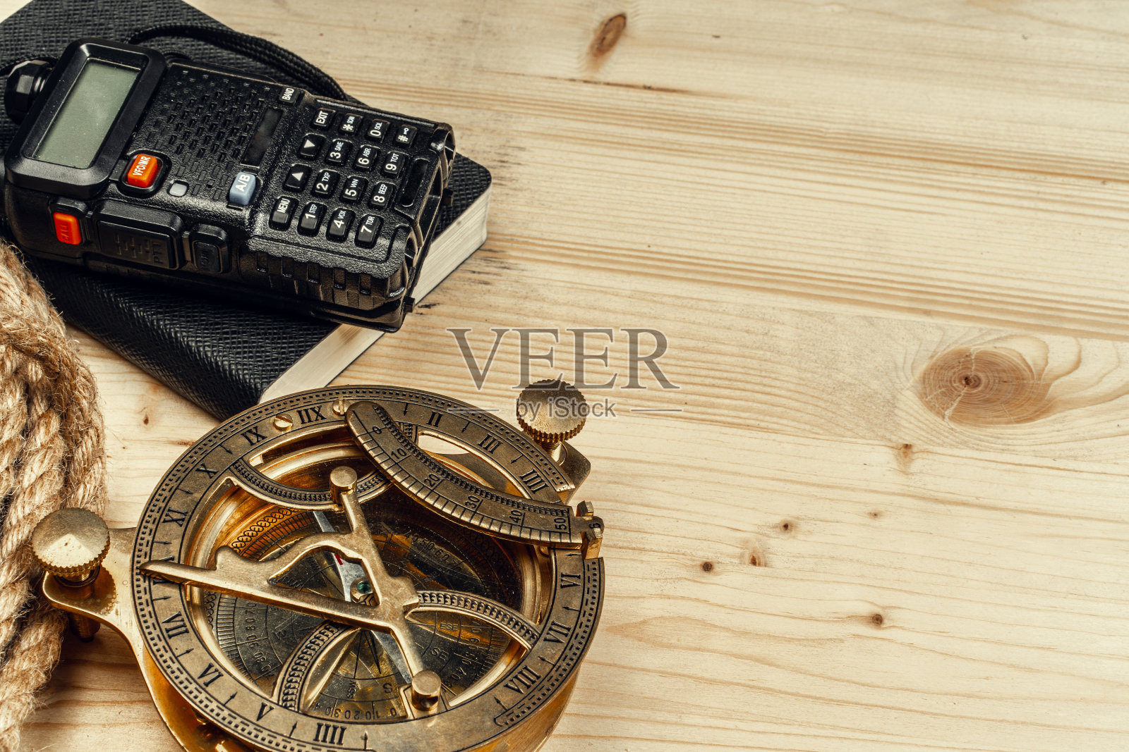 游客设置与对讲机木制背景照片摄影图片