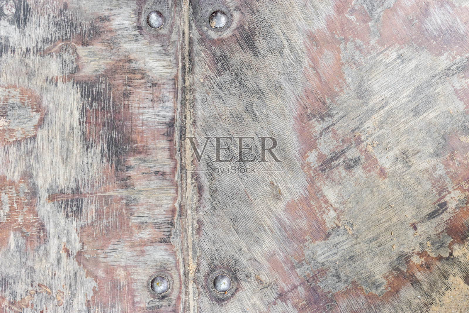 木质胶合板地板的碎片，表面风化开裂，有铁钉。抽象的垂直背景与复制空间和地方的文本，设计照片摄影图片