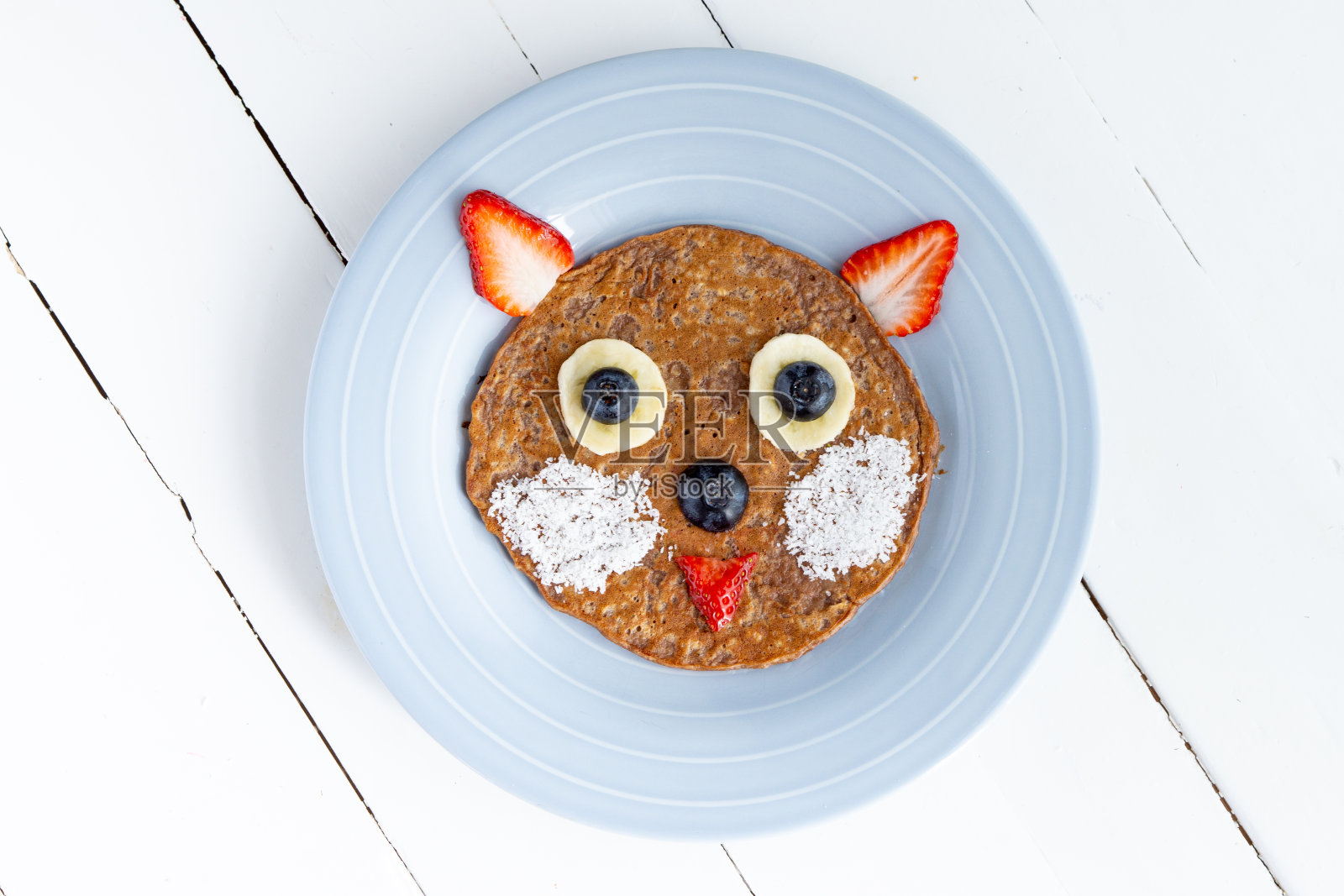 创意猫煎饼的孩子在盘子孤立的白色背景照片摄影图片