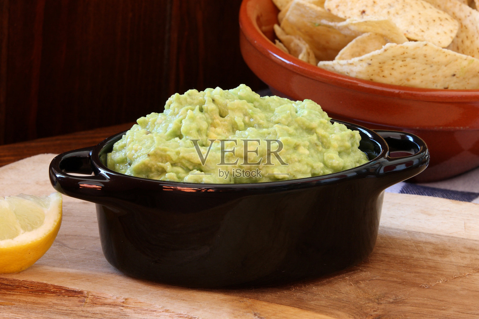 鳄梨色拉酱和烤干酪辣味玉米片照片摄影图片