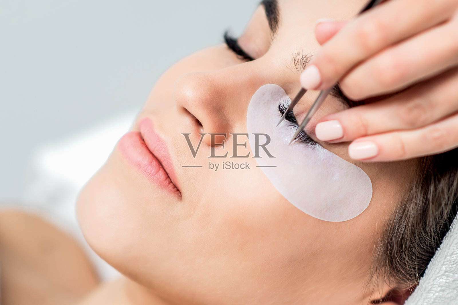 睫毛扩展过程。照片摄影图片