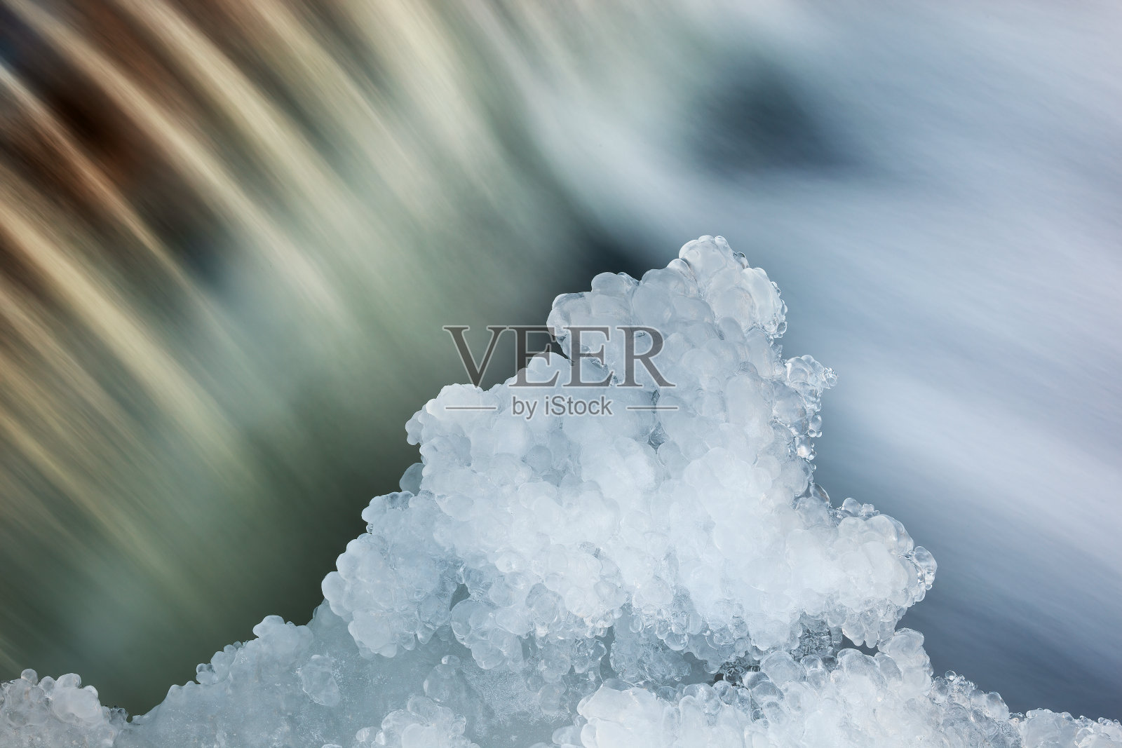 冬季瀑布由冰金色框照片摄影图片