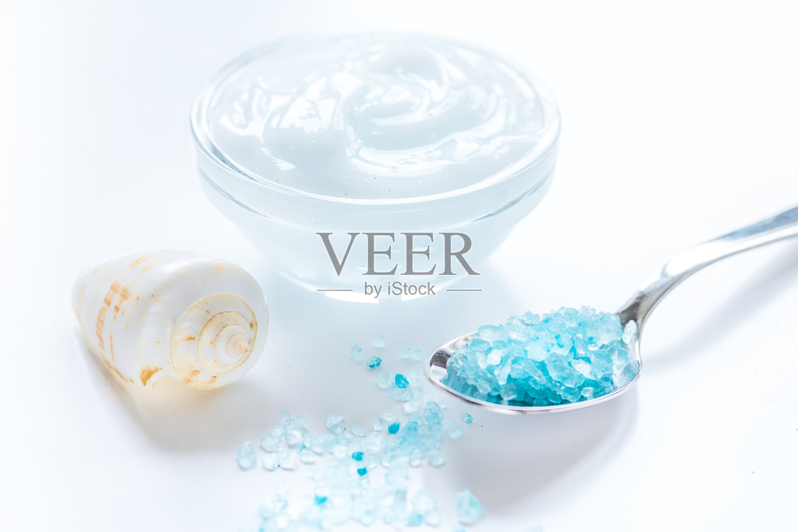 在白色的桌子背景上放上盐和贝壳照片摄影图片