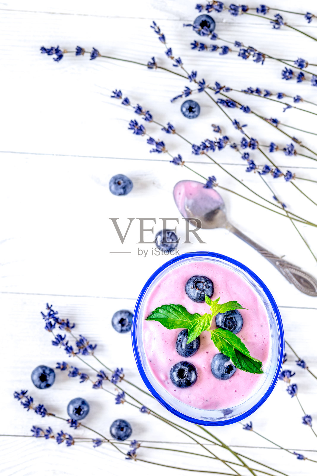 薰衣草书桌设计与蓝莓酸奶白色背景俯视图模拟照片摄影图片