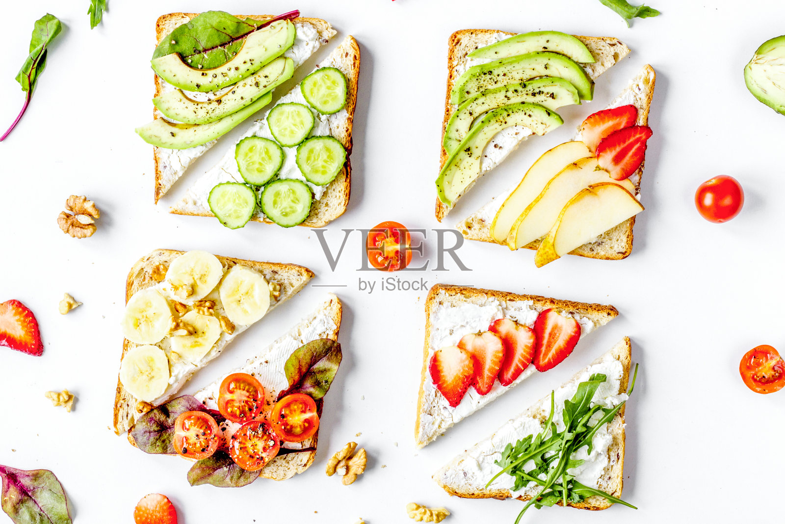 健康早餐与三明治设置在白色背景俯视图照片摄影图片