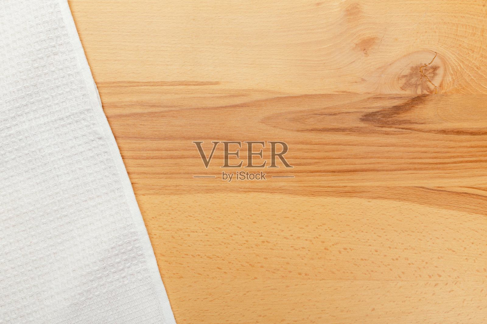 俯视图木桌与亚麻厨房毛巾或纺织餐巾。用旧木头做的台布。照片摄影图片