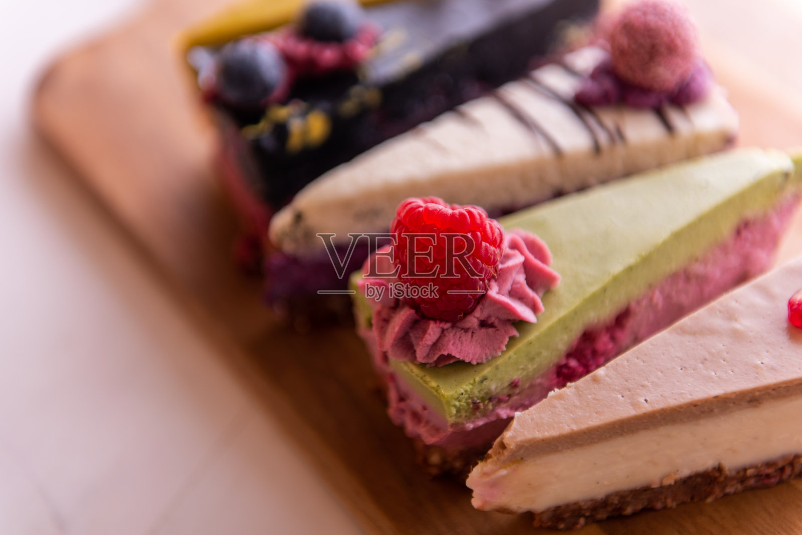 随机选择健康的素食生彩色水果蛋糕照片摄影图片