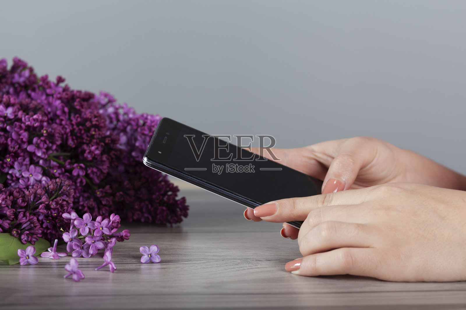 女人拿着手机喝着咖啡照片摄影图片