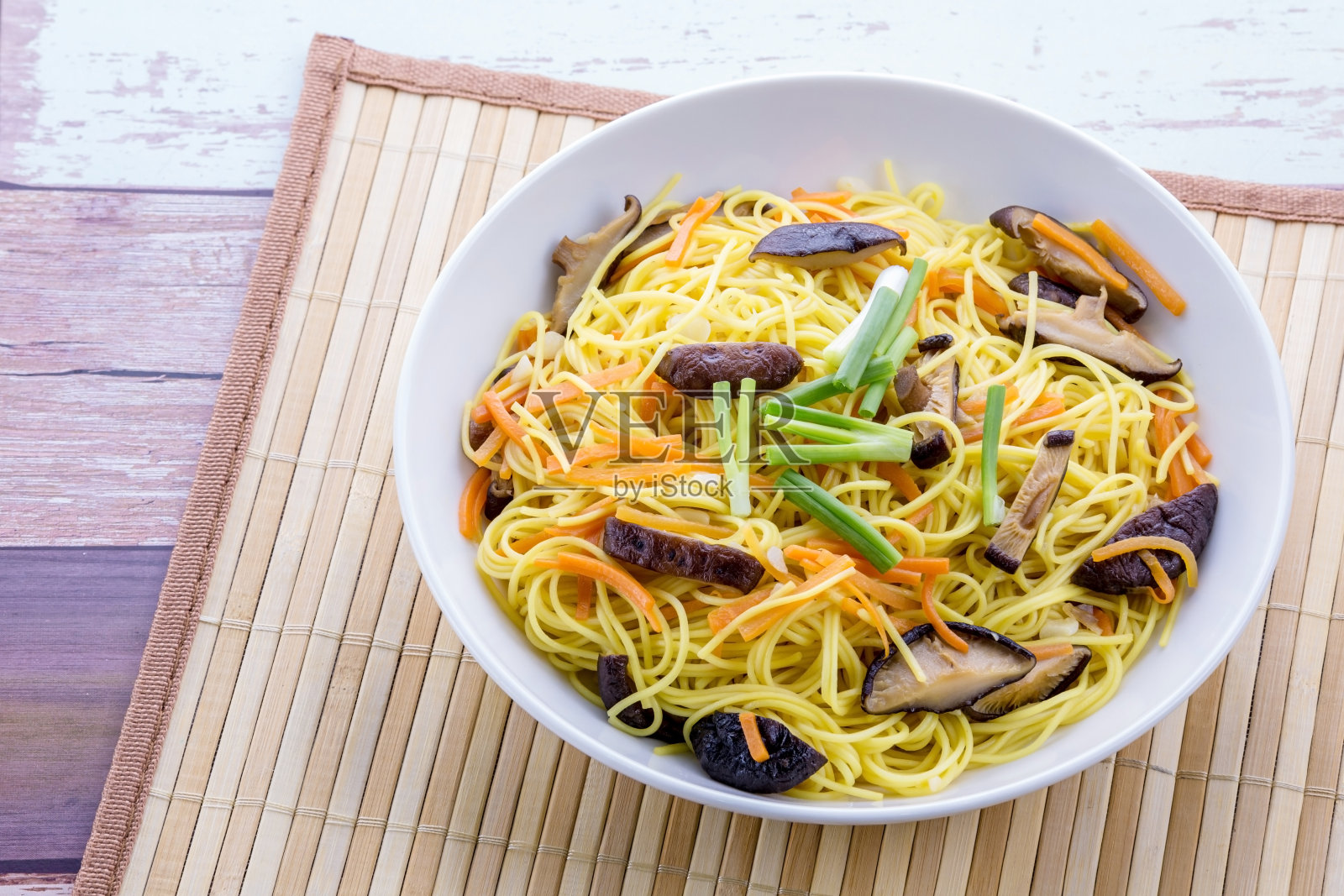 白盘子上的面条照片摄影图片