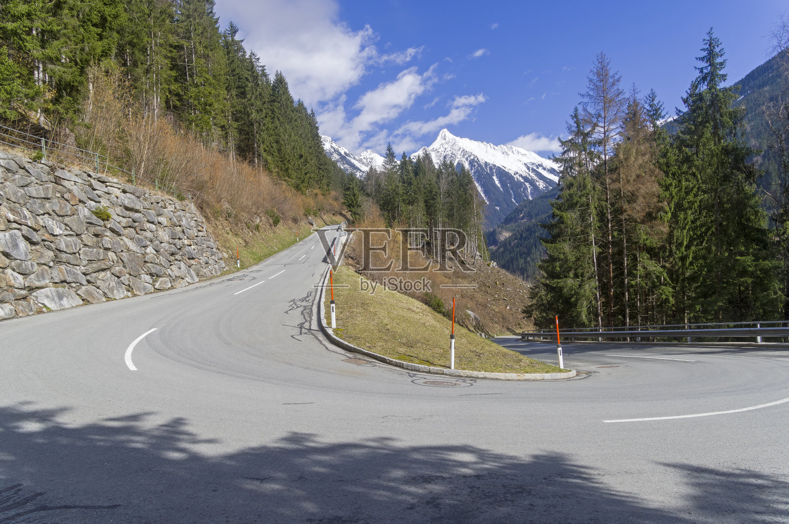 山路上的一个急转弯。照片摄影图片