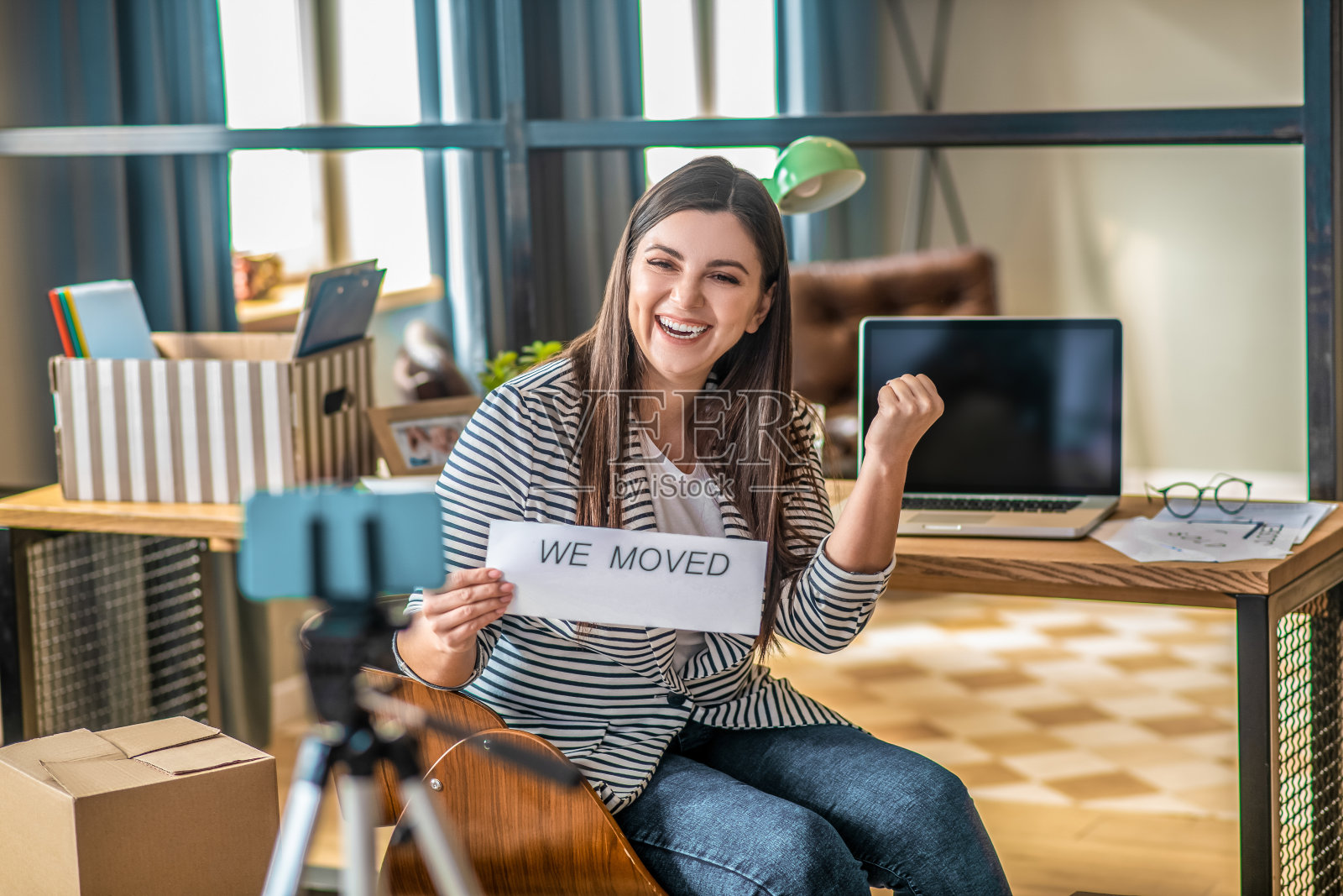 黑发漂亮的年轻女子感到高兴和兴奋照片摄影图片