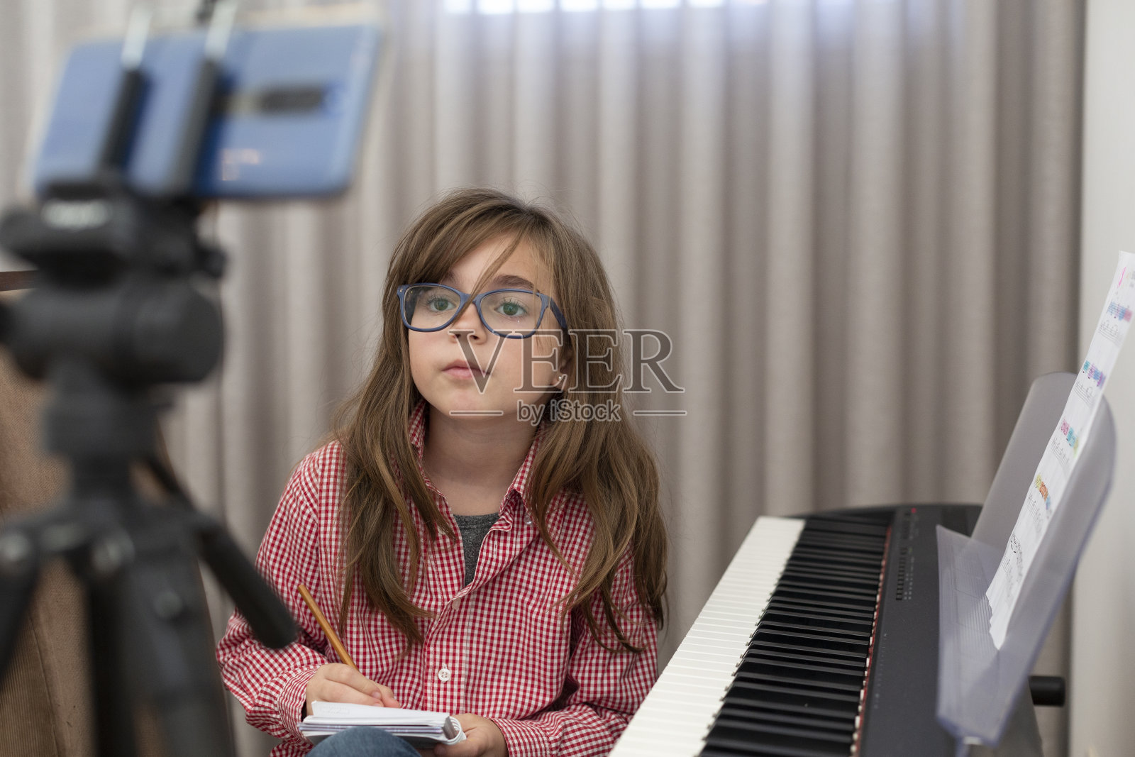 远程钢琴课照片摄影图片