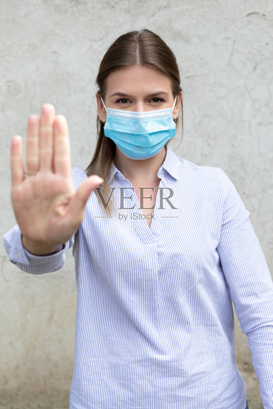 戴面具的白人女人-站住照片摄影图片