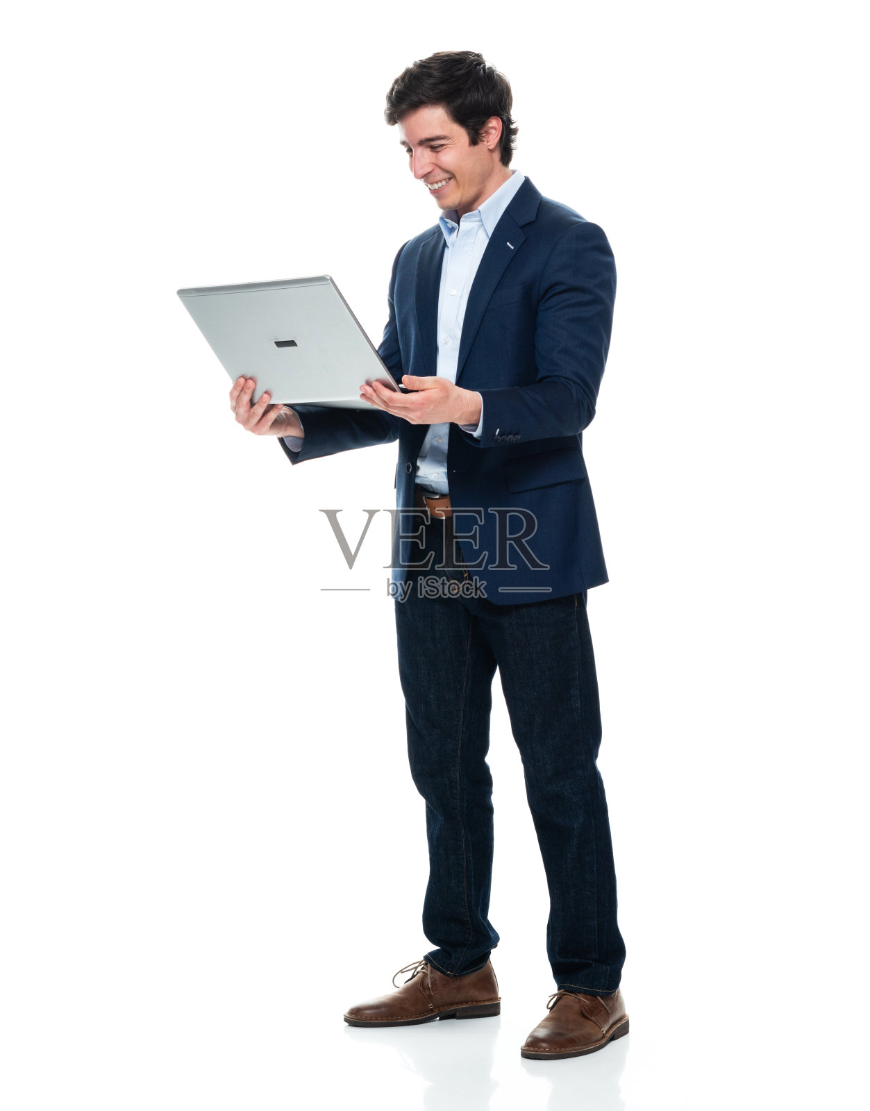 白人男性商人站在白色背景下穿着衬衫和使用笔记本电脑照片摄影图片