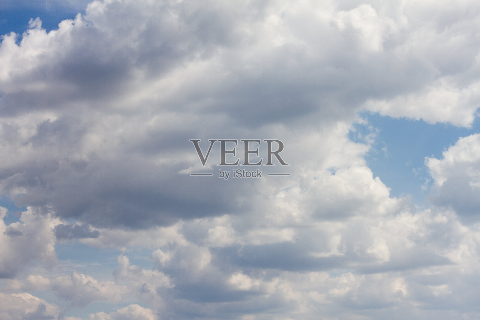 蓝色的天空有很多云。自然干净的背景与复制空间照片摄影图片