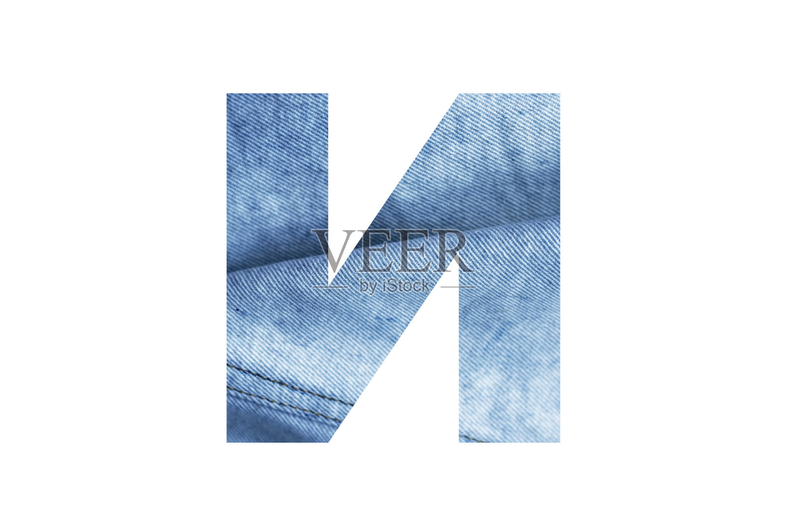 俄语字母，西里尔字母，由牛仔布背景字母组成。孤立在白色背景上的俄语字母表“И”的一个字母。照片摄影图片