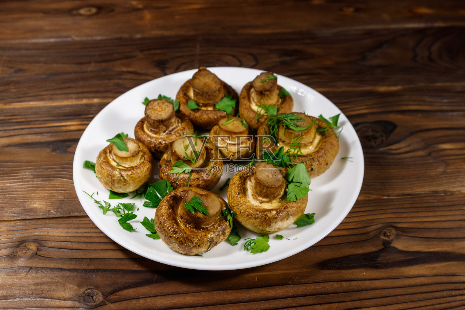 木桌上的烤蘑菇盘照片摄影图片