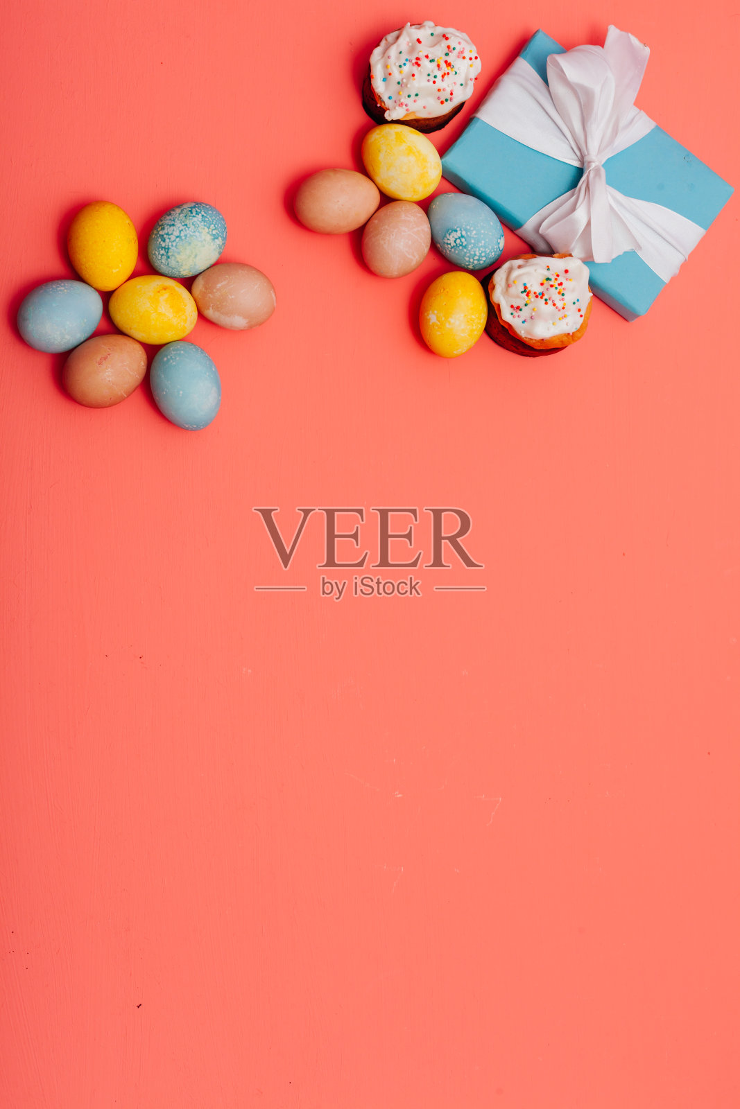 五彩缤纷的彩蛋上为复活节背景题字照片摄影图片