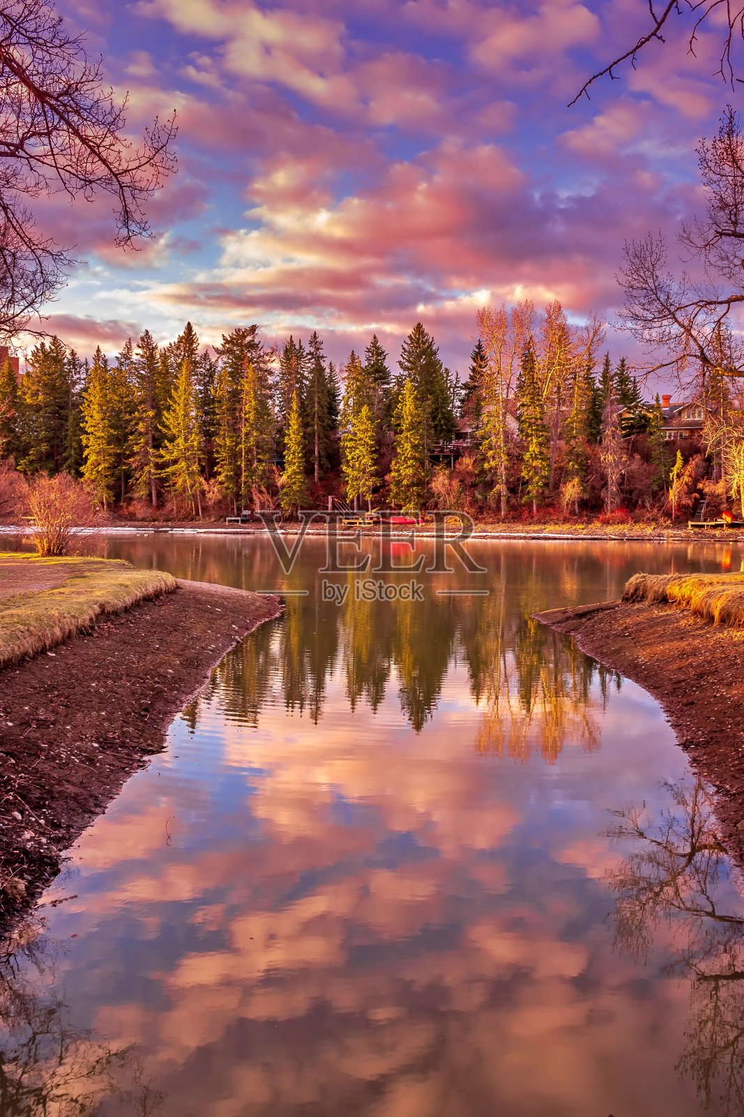 映入公园湖中的云朵照片摄影图片