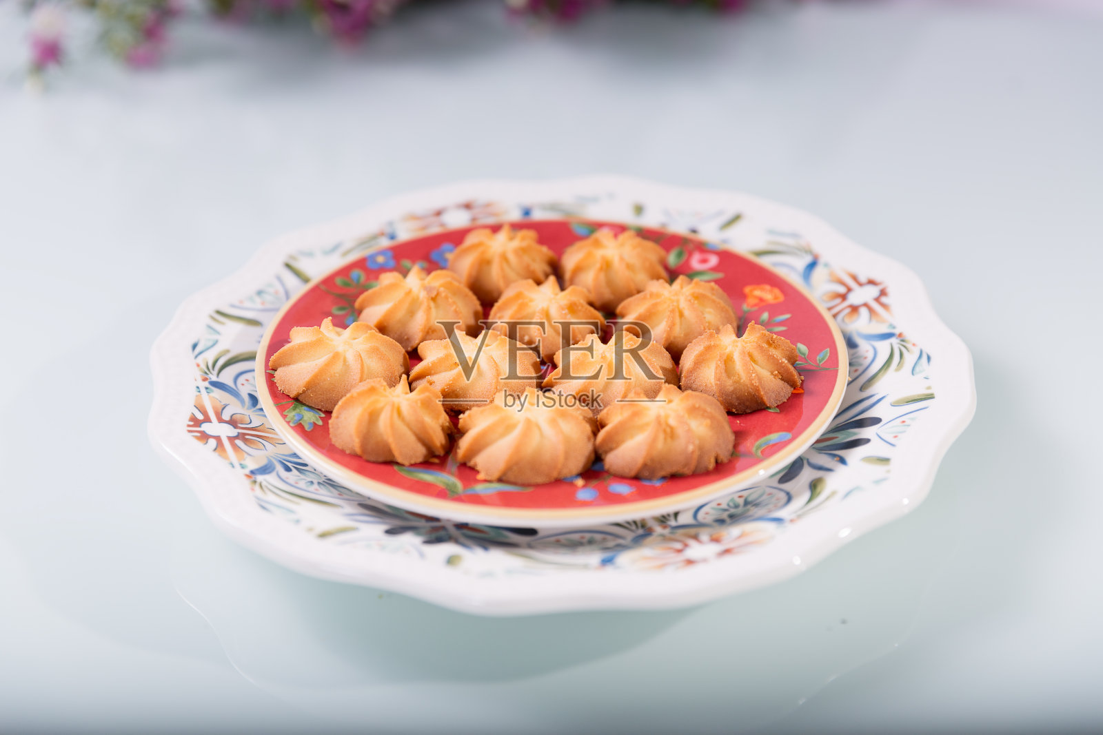 在盘子上手工制作饼干照片摄影图片