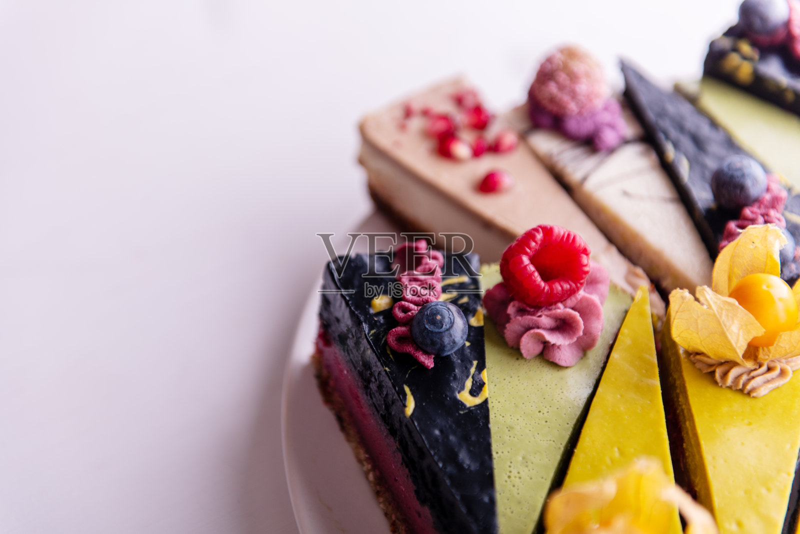 随机选择健康的素食生彩色水果蛋糕照片摄影图片