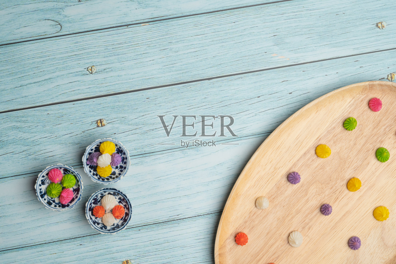 泰国甜点，泰国传统彩色糖果甜点，以陶瓷碟和蓝色木制背景的亚洲食品照片摄影图片