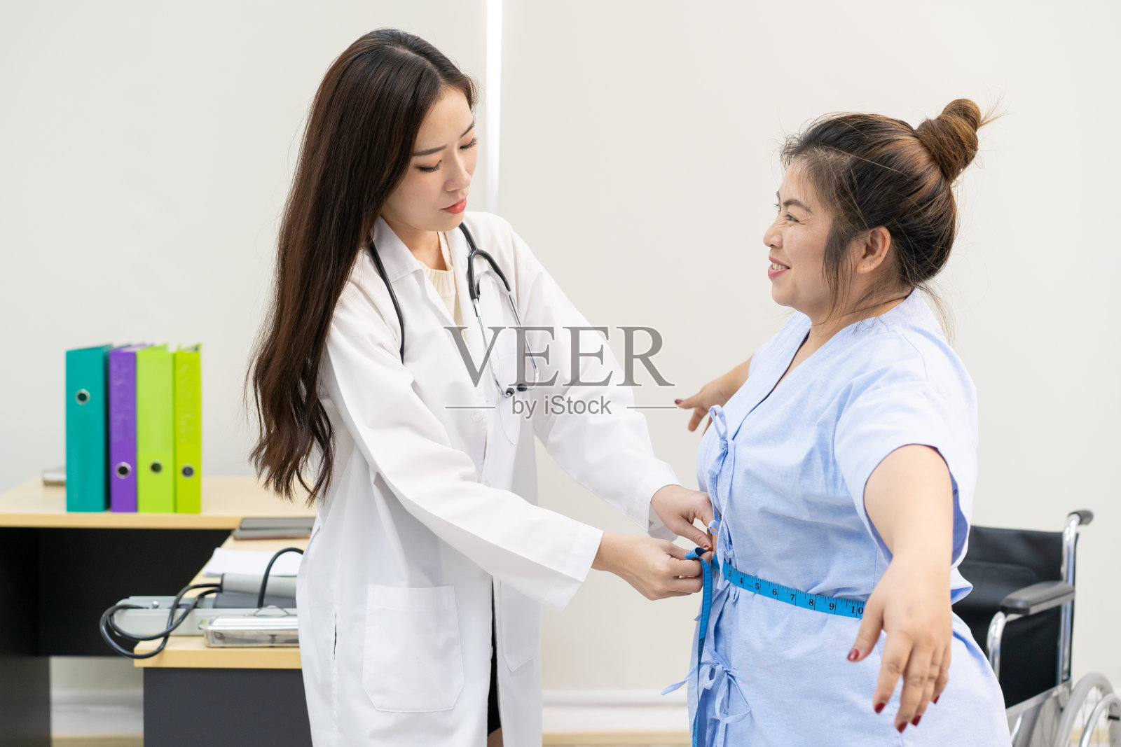 医生和病人照片摄影图片