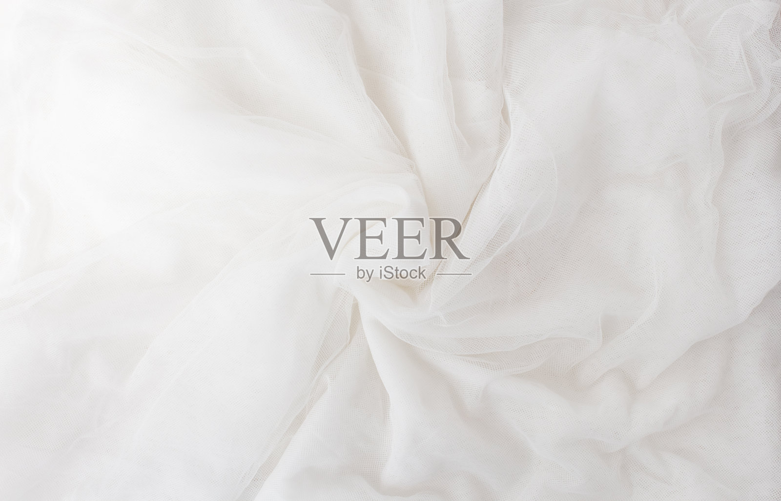 白色皱巴巴的薄纱和葡萄柚，色彩柔和的当代艺术。有阴影和阳光的静物生活照片摄影图片