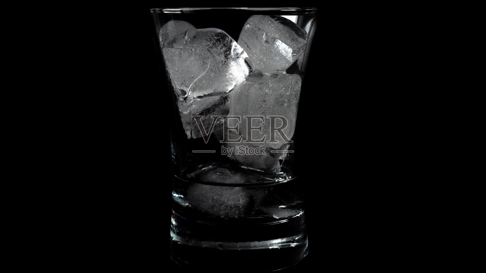黑色背景上融化的冰块照片摄影图片