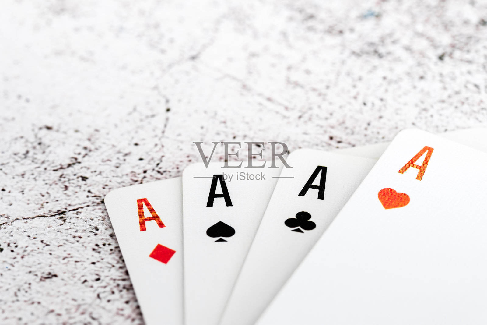 四个不同花色的王牌孤立在白色背景的宏观视图上照片摄影图片