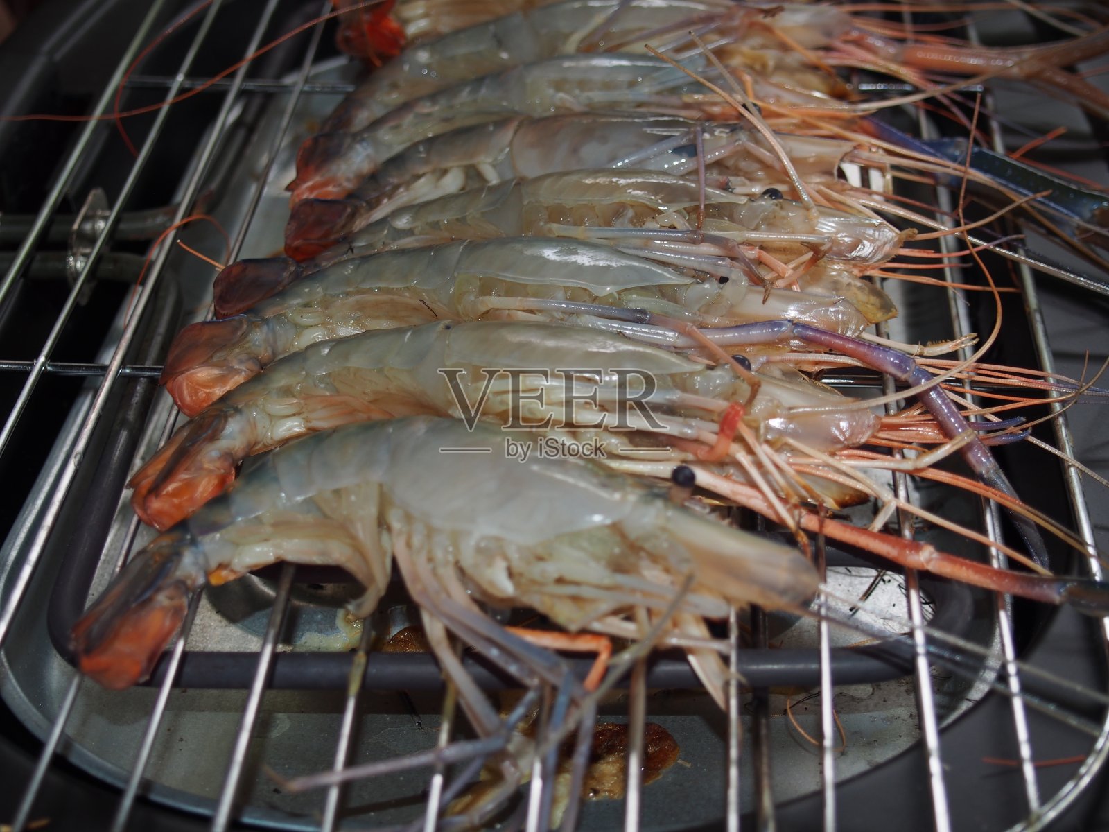 火烤架上的烤河虾照片摄影图片