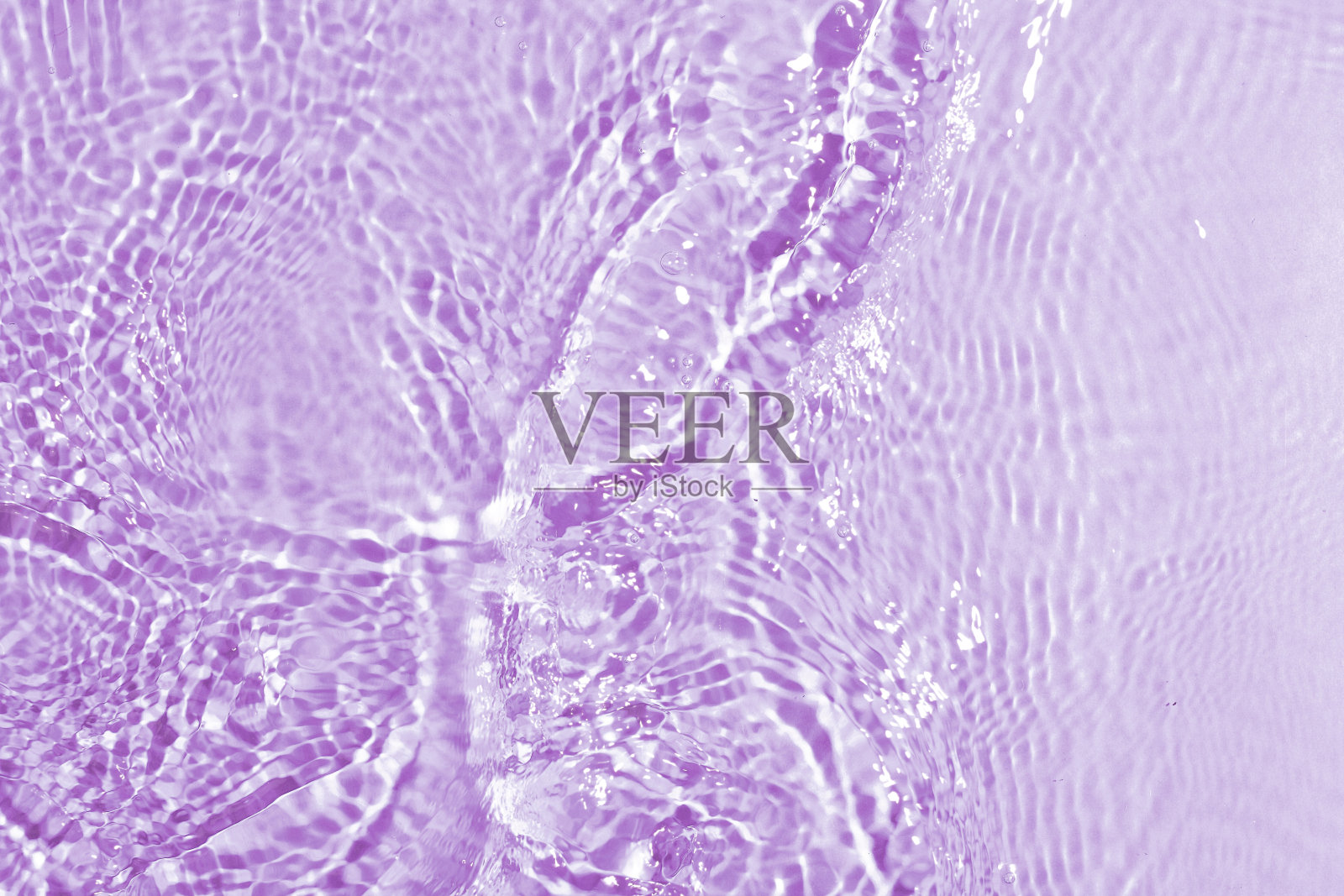 紫色背景上溅起干净的水的纹理照片摄影图片