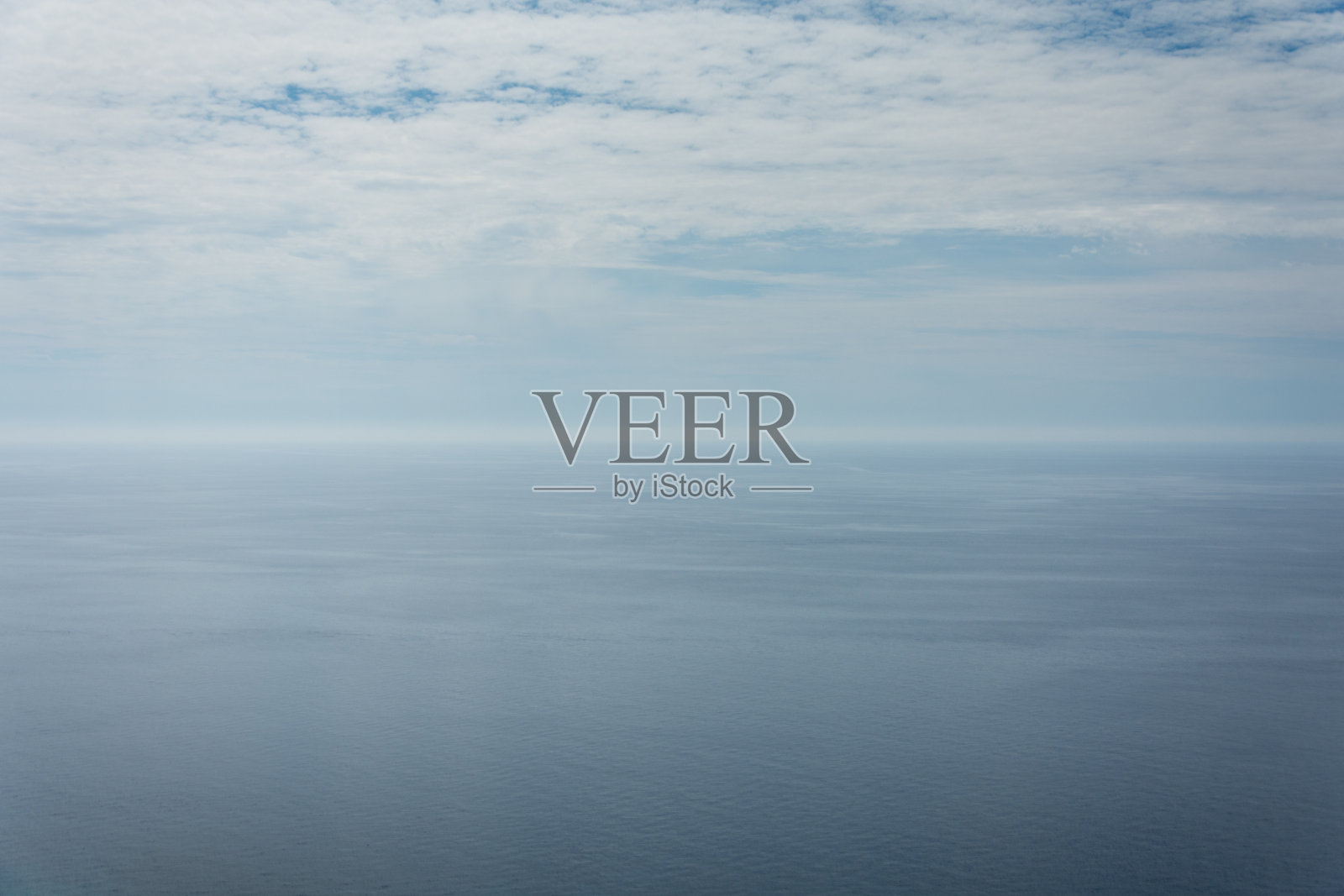 空蓝色的天空和蓝色的海洋背景复制空间照片摄影图片