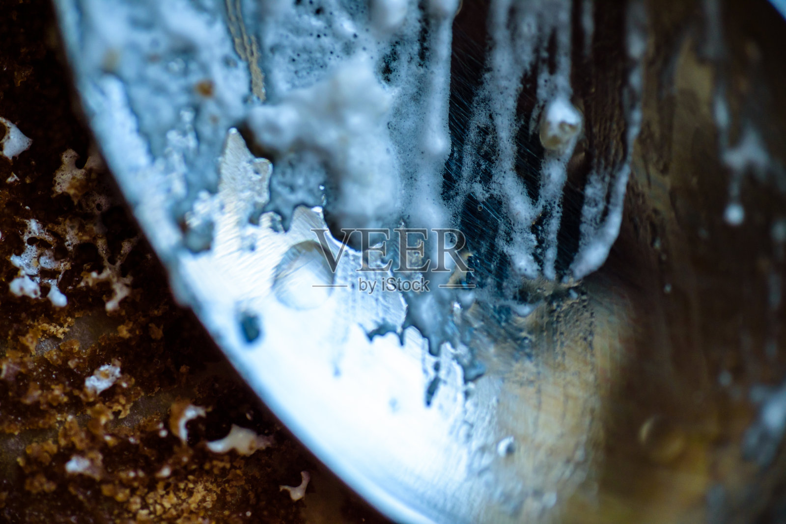 叉子、刀和勺子在空的烤纸盘上覆盖着苹果派糖霜照片摄影图片